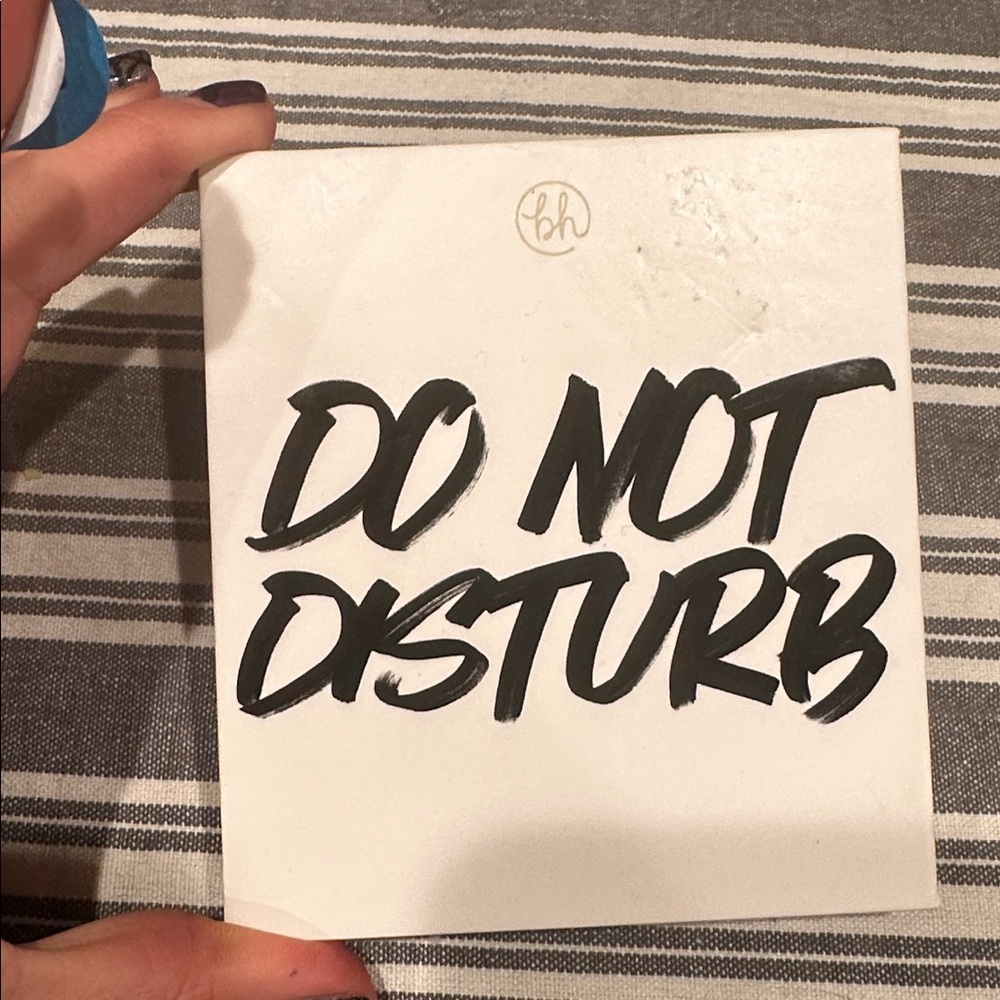 BH Cosmetics DO NOT DISTURB -9 Color Eyeshadow Palette - NIB with Brushes